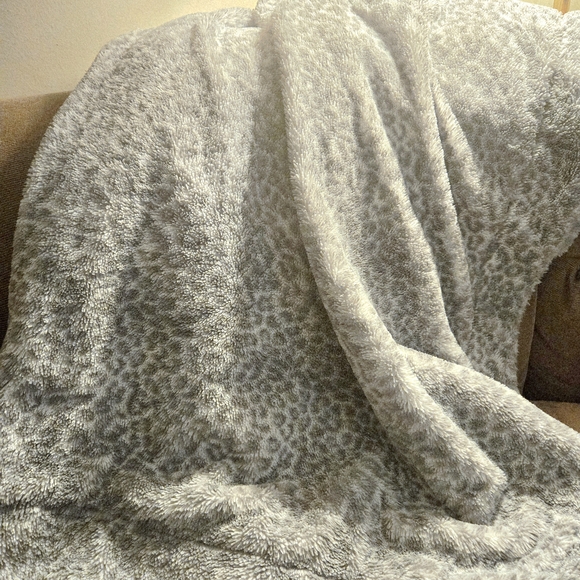 Saranoni Faux Fur Leopard Print Throw Blanket - Picture 1 of 2